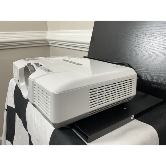 Mitsubishi XD520U DLP Projector High-Quality HD Home Theater Tested & Working - Picture 2 of 8